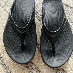 OOFOS Black Comfort Sandals